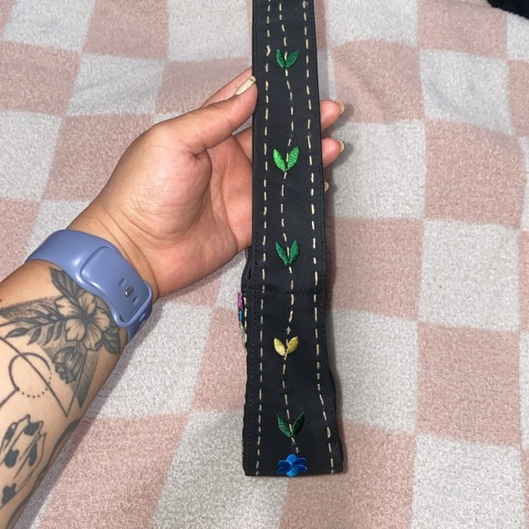 Beaded Floral Embroidered Shoulder Bag - Picture 4 of 11